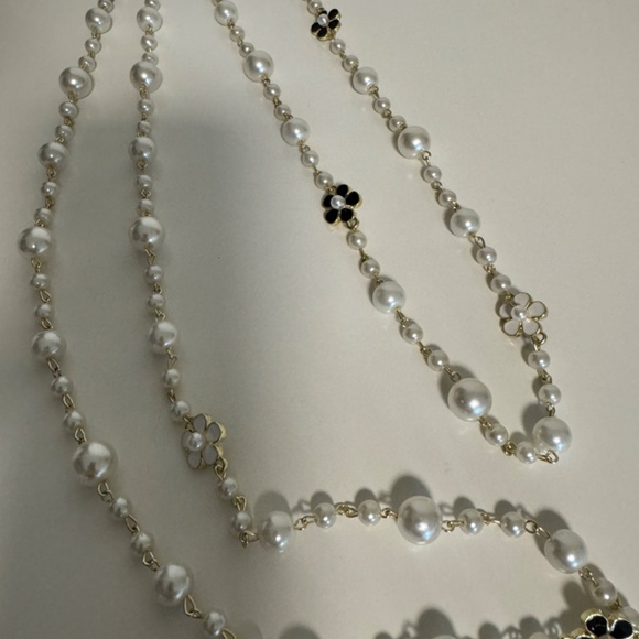 Layered Pearl Chanel-style necklace with Camellia flower embellishments - Picture 3 of 6
